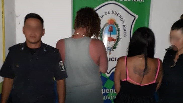 Una pareja enterró a su hija de dos años en la arena para poder meterse al mar