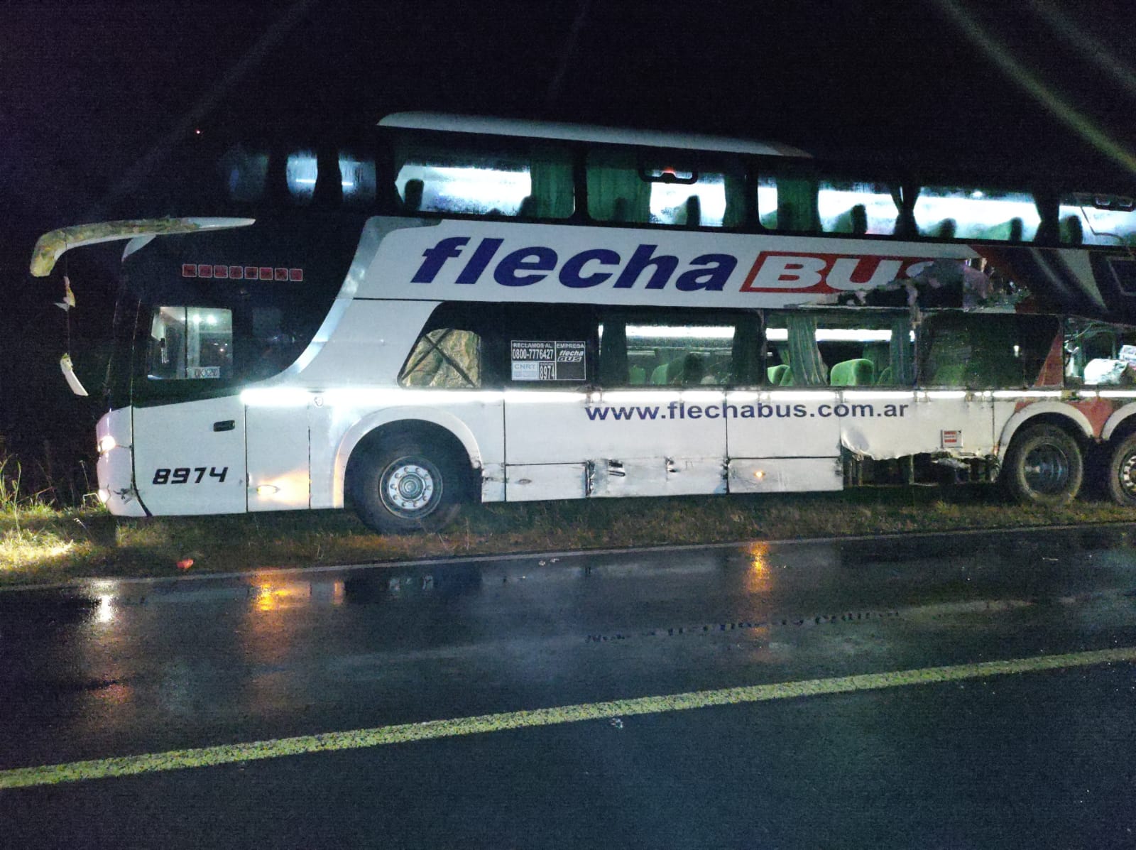 Chocaron un colectivo y un camión jaula en la ruta 6