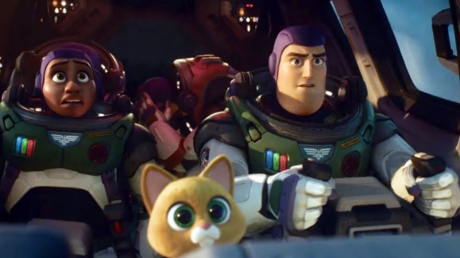 La película animada "Lightyear", vetada en 14 países por una escena de beso lésbico