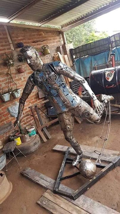 Un messi construido con metales reciclados