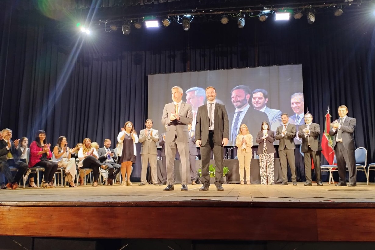 Asumió Azcué y habló de la lucha contra la pobreza y el "fin de los privilegios"