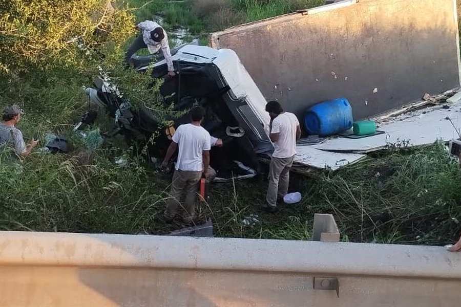 Dos heridos graves al caer un camión desde un puente 